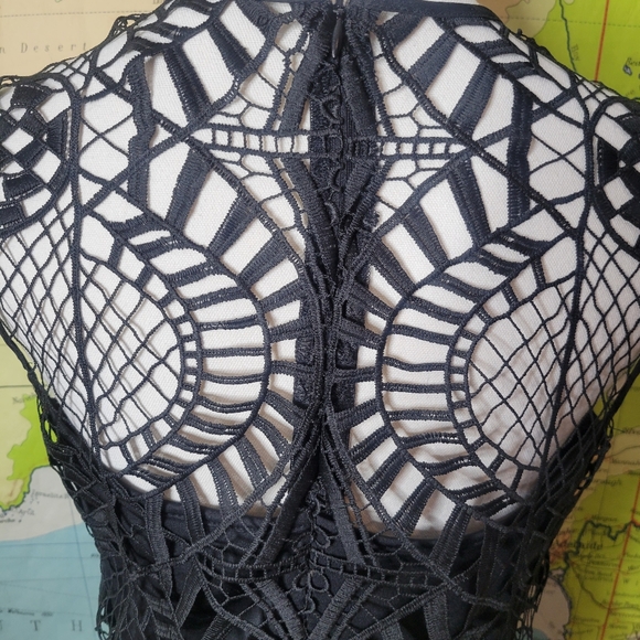 VENUS Black Crochet Sleeveless Top Size 8. Back Zip and Eye Clouser - Picture 8 of 12